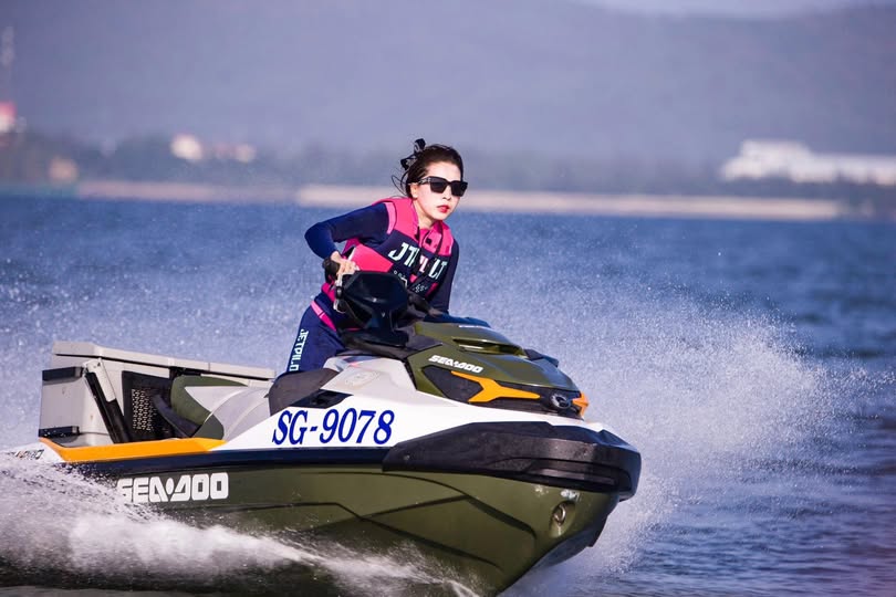 Lỡ chuyến tàu về nhà, cậu nhân viên số hưởng được ở nhờ nhà chị cấp trên xinh vl